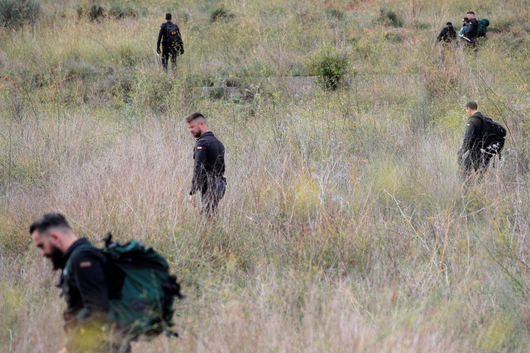 La Guardia Civil prosigue la búsqueda de la joven Marta Calvo, desaparecida desde el pasado 7 de noviembre, en la zona comprendida entre Manuel y L&#039;Olleria, en el interior de Valencia. En la imagen, varios miembros de la Guardia Civil participan en las batida en los alrededores de la localidad valenciana de Manuel. 