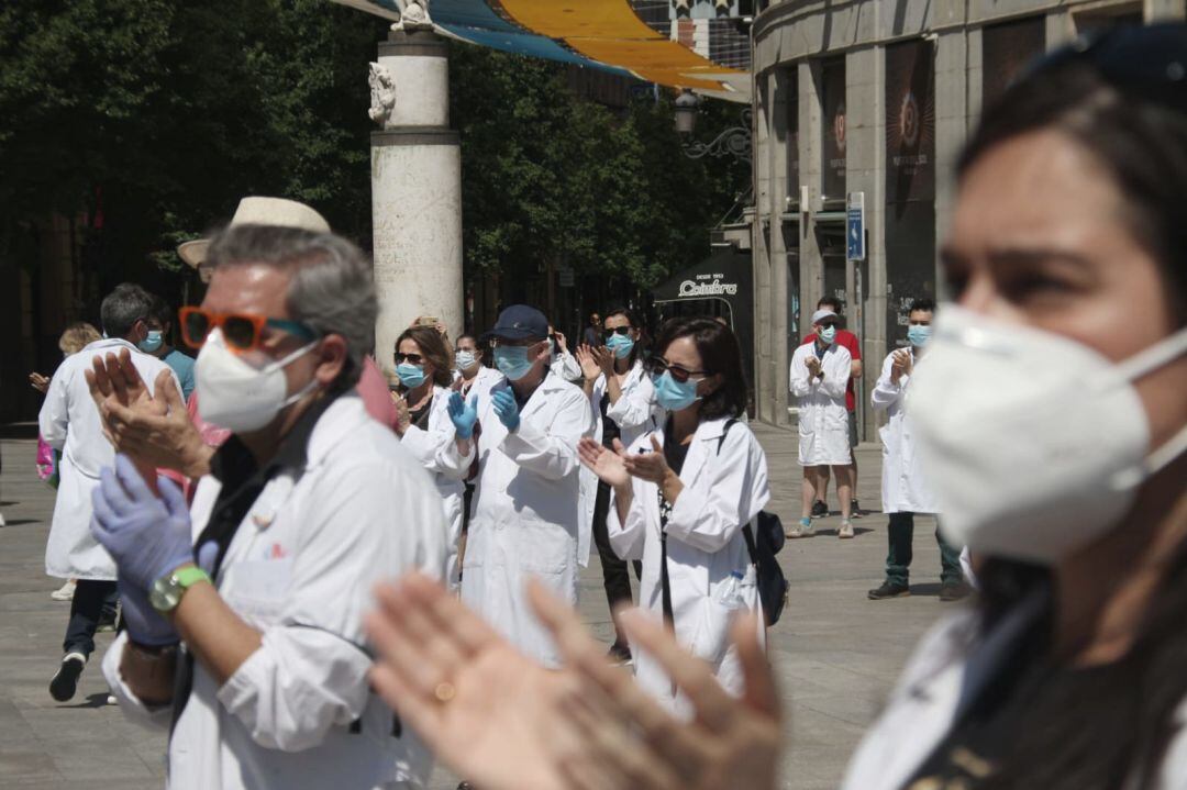 Los aplausos de los sanitarios continúan en buena parte también en verano.