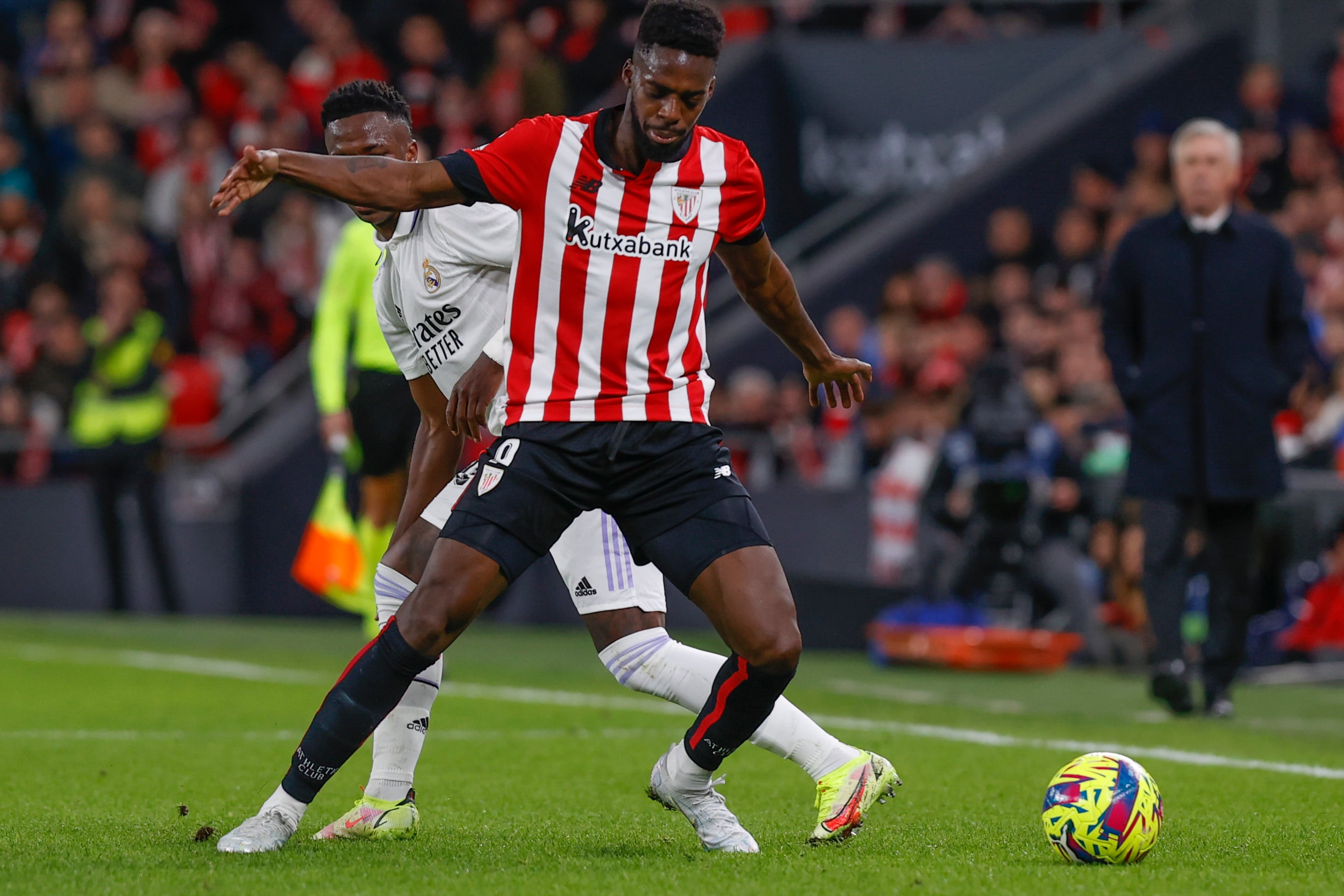 BILBAO, 22/01/2023.- El delantero del Athletic Iñaki Williams (d) protege un balón ante Vinicius Junior, del Real Madrid, durante el partido de Liga en Primera División que Athletic de Bilbao y Real Madrid disputan este domingo en el estadio de San Mamés. EFE/Miguel Toña
