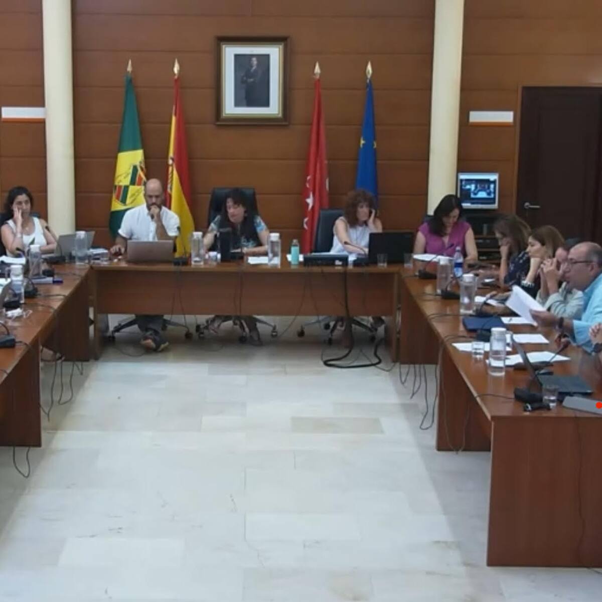 Un concejal del PP, a una edil del gobierno de Manzanares El Real: "Que no te salgan callos en las rodillas"