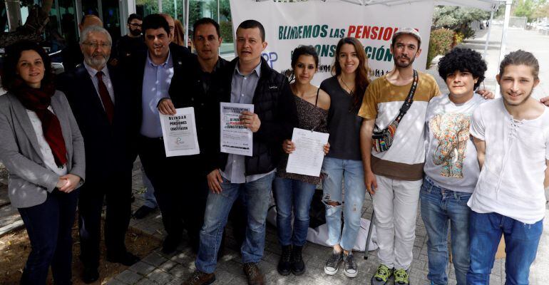 El portavoz de la Mesa Estatal por el Blindaje de las Pensiones en la Constitución, Joanen Cunyat (6d), durante la presentación de la campaña de recogida de firmas en 45 universidades públicas de España