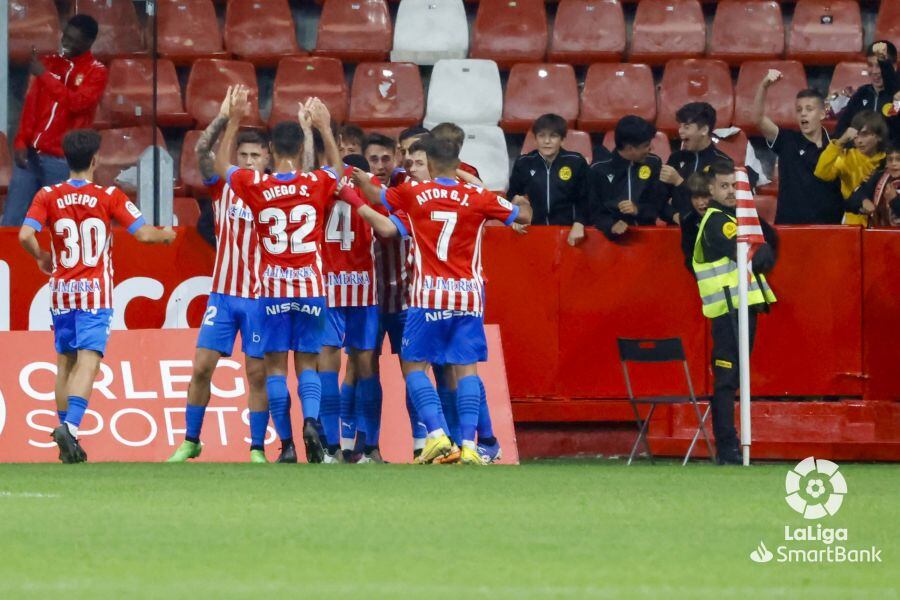 Los jugadores del Sporting celebran uno de los goles al Ibiza