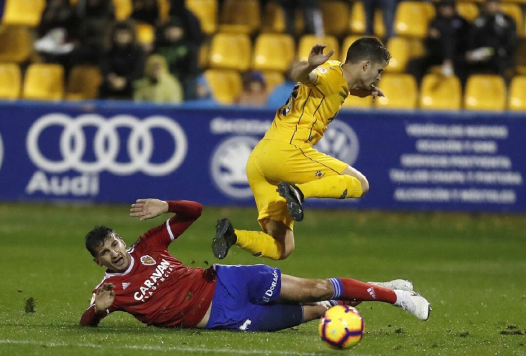 Alex Muñoz, noevadad en la alineación ante el Alcorcón, corta un balón