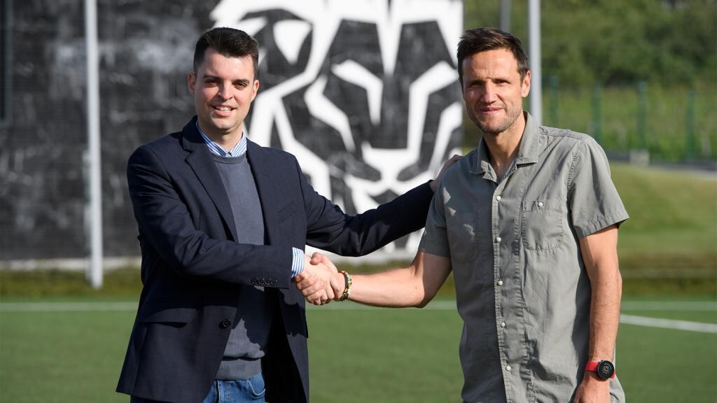 El director deportivo del Athletic, Mikel González, sella el acuerdo con Carlos Gurpegui como nuevo entrenador del Bilbao Athletic