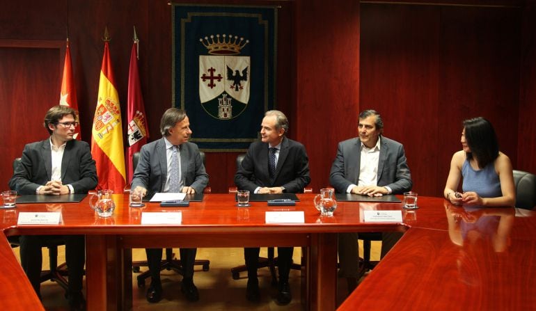 El alcalde, García de Vinuesa, preside la firma del convenio