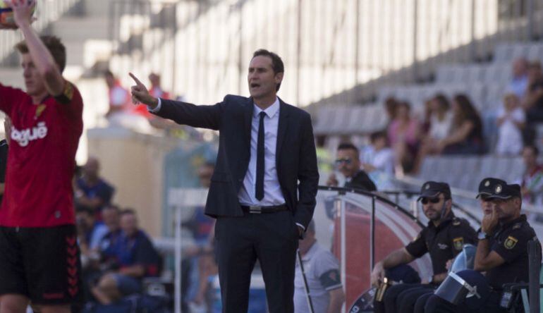 Vicente Moreno donant instruccions des de la banqueta.