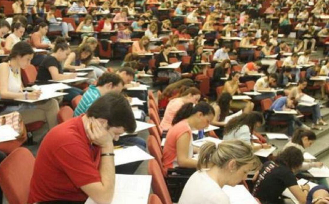 Opositores en plena prueba