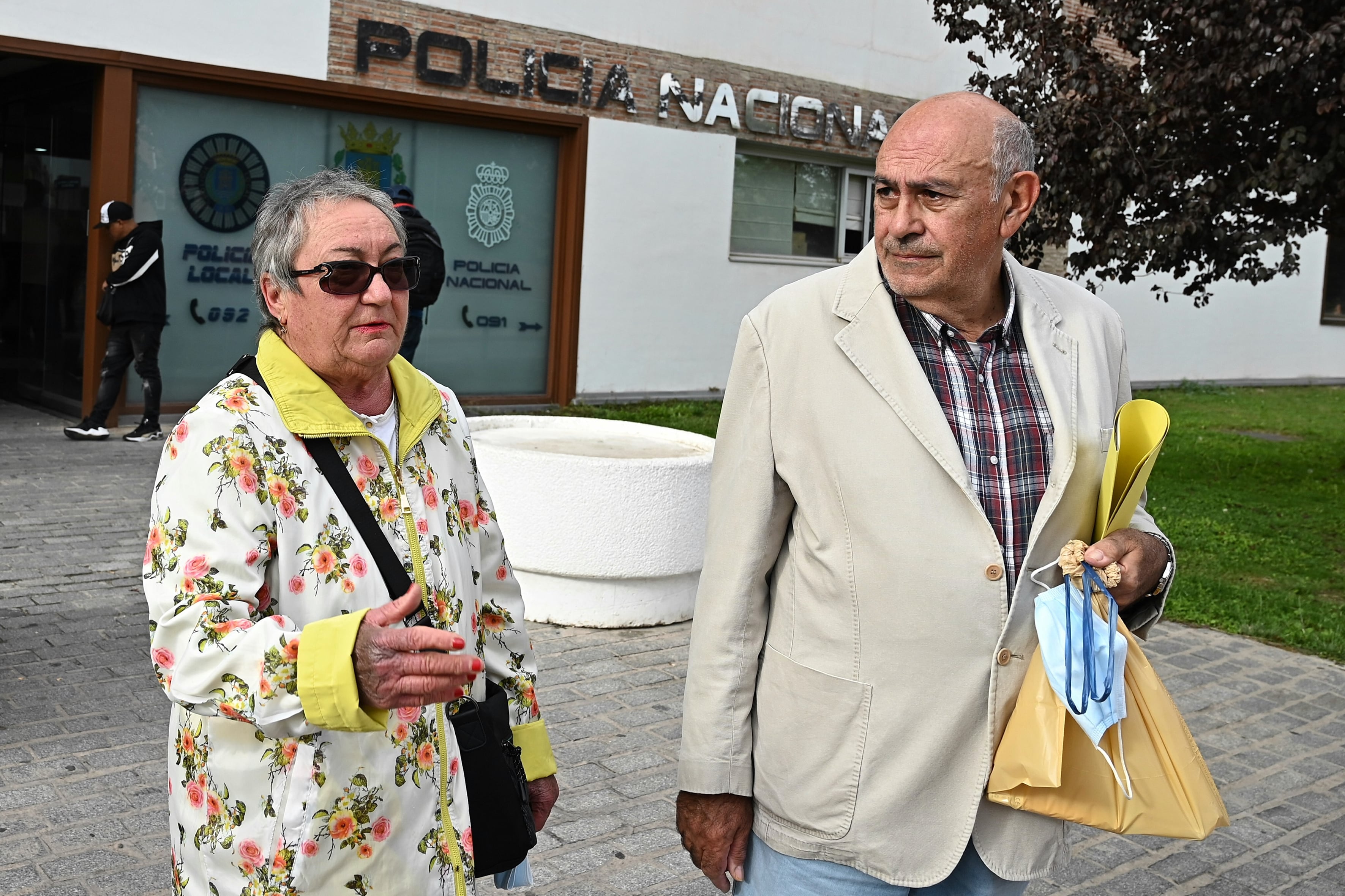 MADRID, 26/10/2022.- Santiago y Celia, padres de Santiago Sánchez Cogedor, el español desaparecido que viajaba a pie al Mundial de Qatar salen de la comisaría de Policía Nacional en Alcalá de Henares