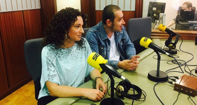 El secretario general de Podemos Rioja, Kiko Garrido, y la portavoz parlamentaria Ana Carmen Sáinz, durante una entrevista en Radio Rioja.