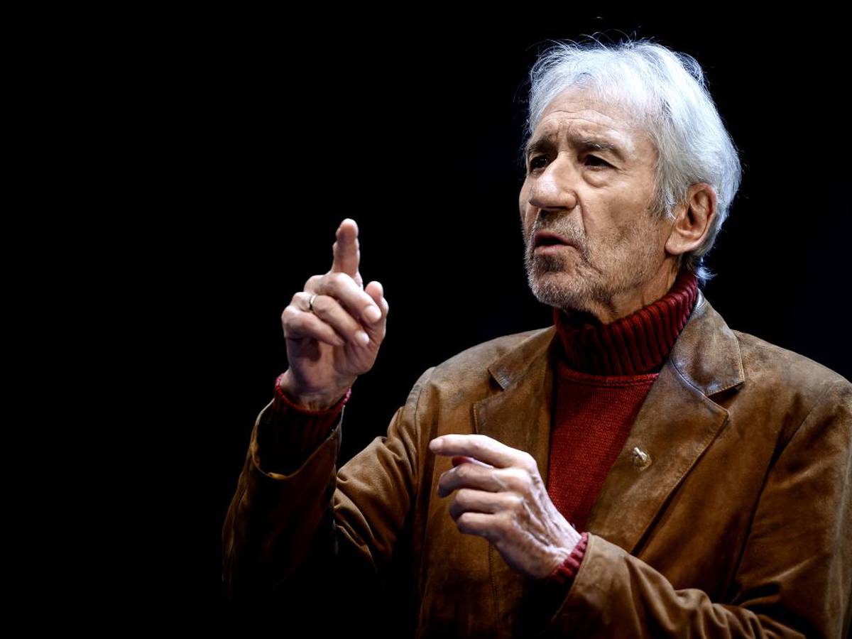 El actor José Sacristán interpretando a Nicolás en la obra de teatro &#039;Señora de rojo sobre fondo gris&#039;