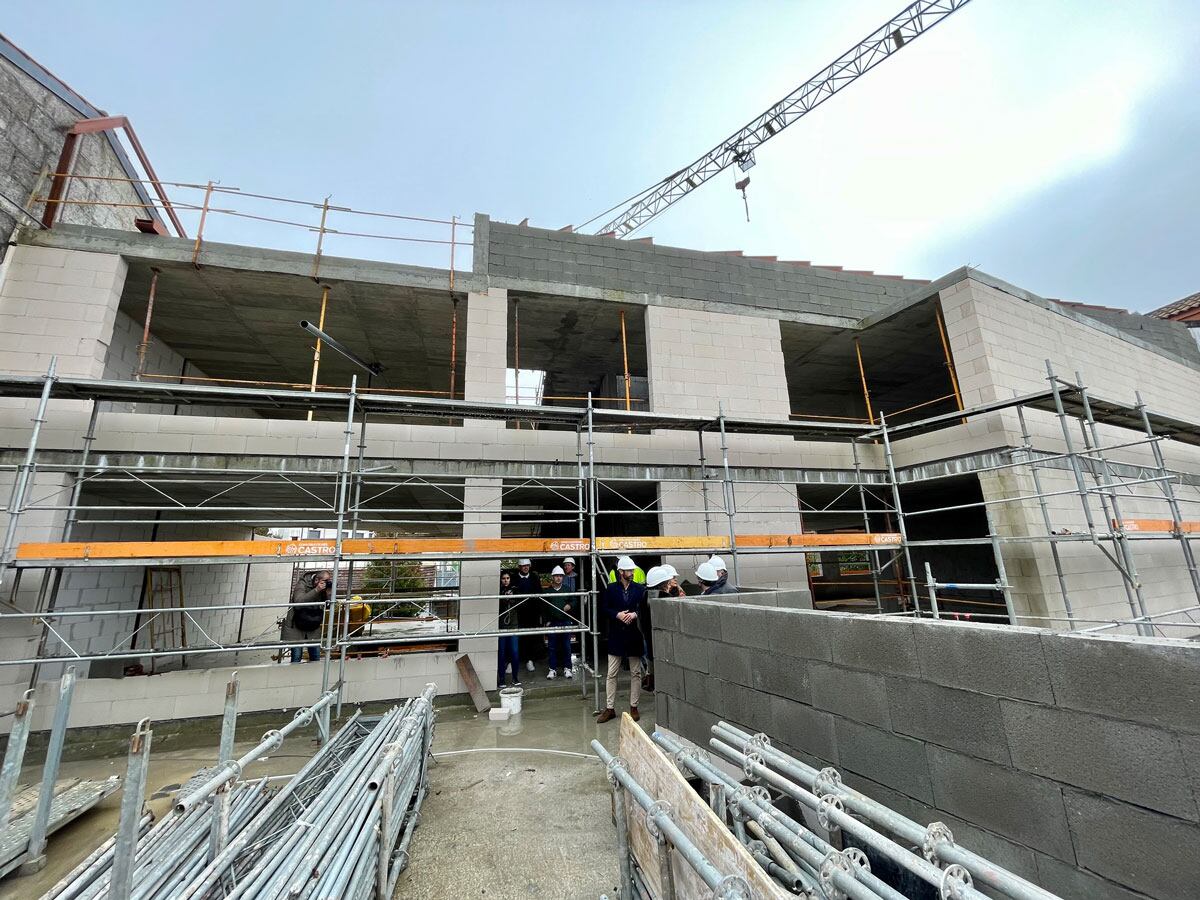 Visita de representantes de la Diputación a las obras del espacio Isaura Gómez en Tomiño.