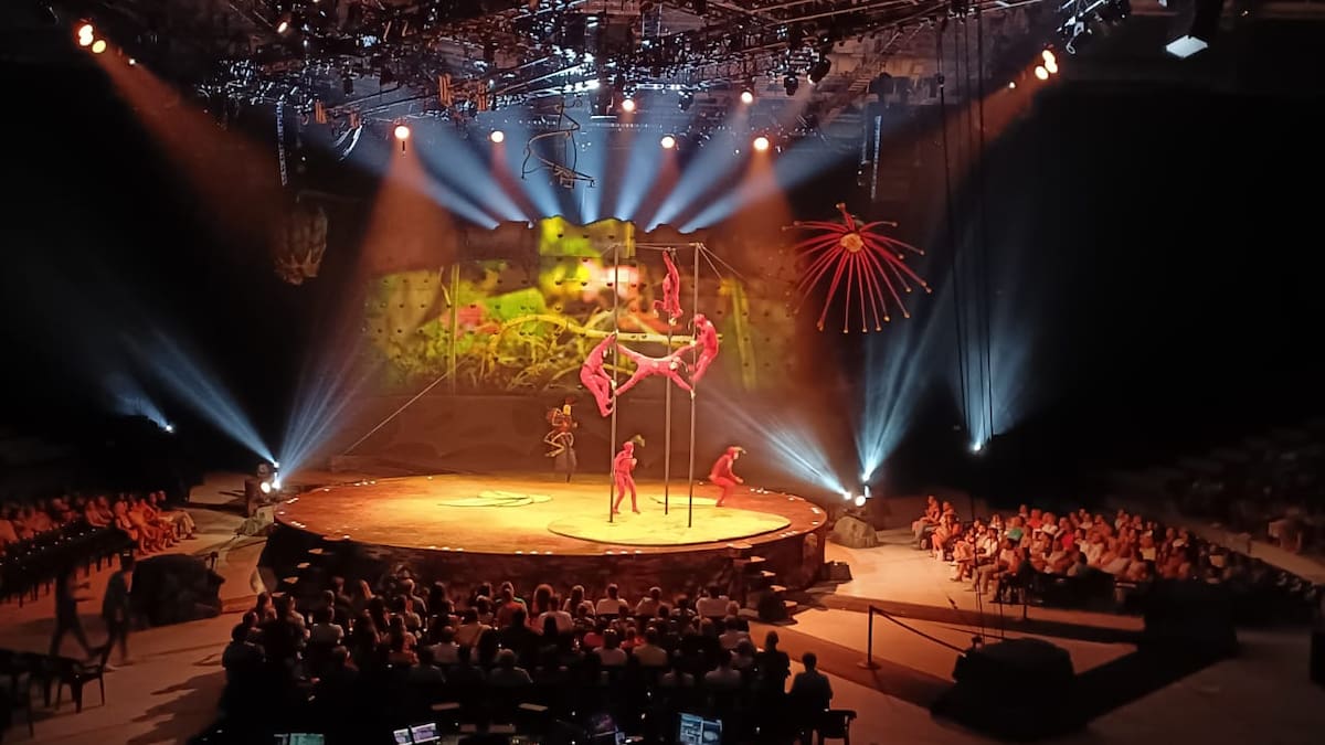 Alí Espinoza, stage manager de OVO, del Circo del Sol