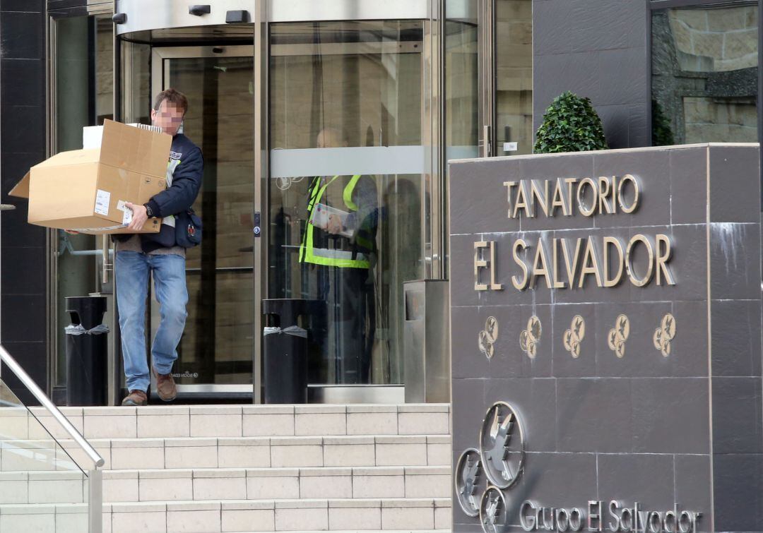 Agentes de la policía durante uno de los registros