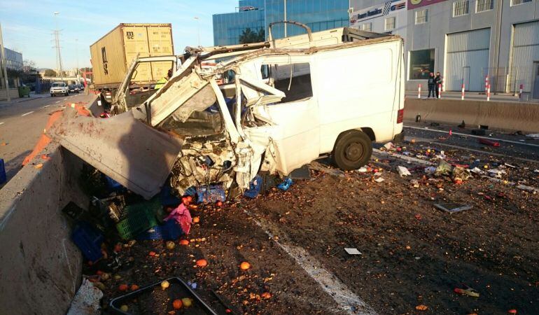 Imagen de la furgoneta siniestrada este martes en la V23