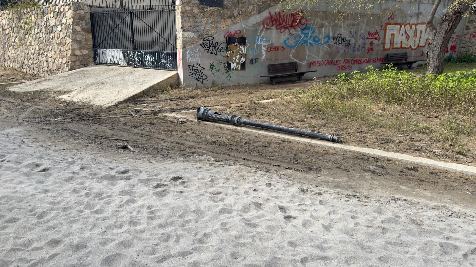 Imagen de los daños provocados en una de las farolas