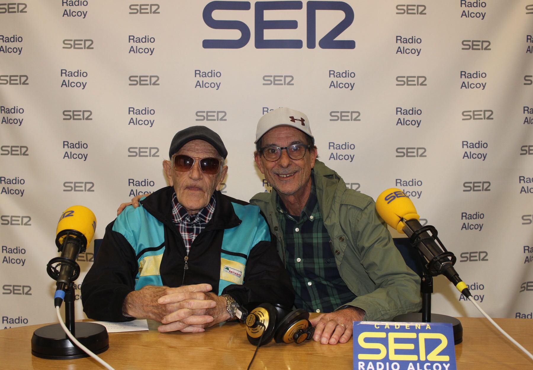 Juan García, junto a Lucio Abad, ambos en el estudio central de Radio Alcoy