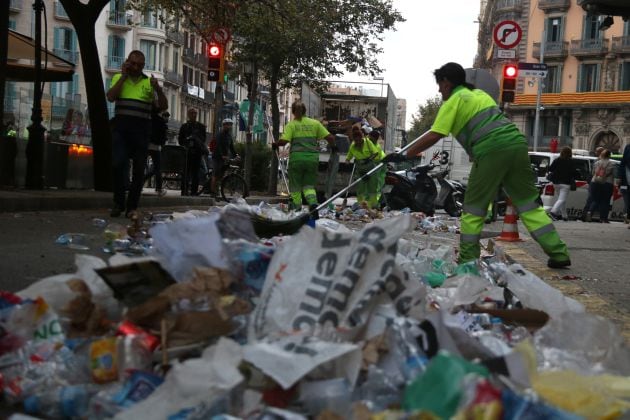 Los servicios de limpieza actúan en la zona de los disturbios.