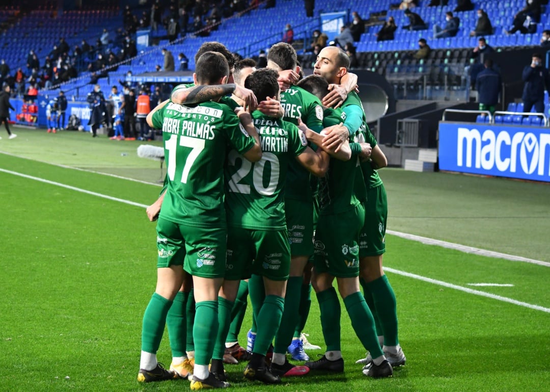 Los jugadores del Compostela celebran el segundo tanto marcado por Miki Villar en Riazor