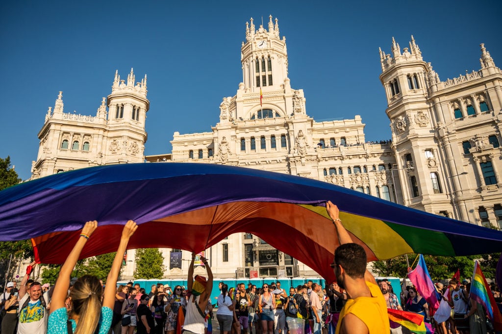 Asistentes a la manifestación del Orgullo, junto al Palacio de Cibeles.