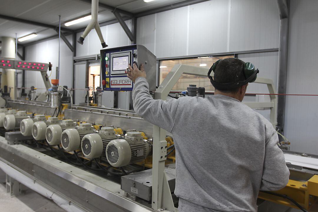 Trabajador en una empresa cerámica