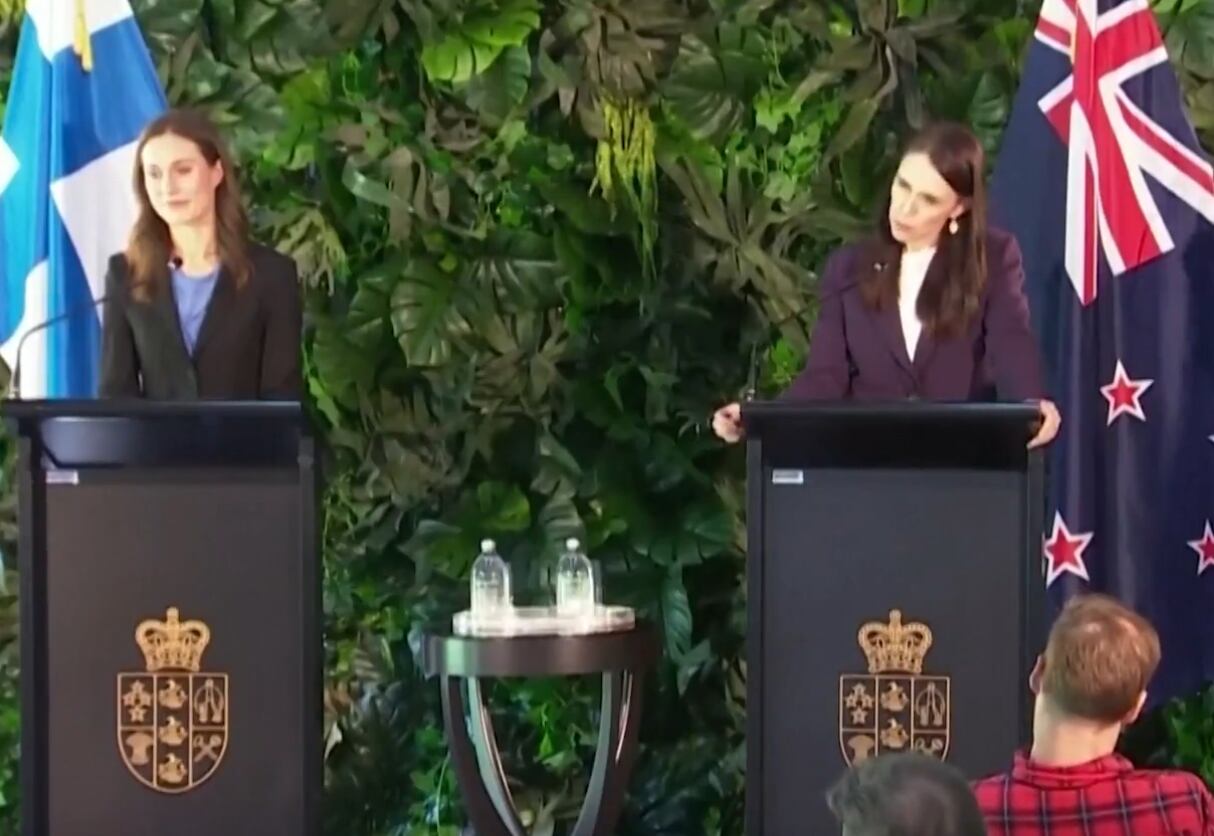 La primera ministra neozelandesa, Jacinda Ardern (derecha), y su homóloga finlandesa, Sanna Marin (izquierda).