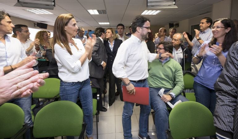 El exministro de Industria, Energía y Turismo José Manuel Soria (c), la secretaria general del PP, María Dolores de Cospedal (c-i), y el nuevo presidente del PP regional, Asier Antonia (c-d), a la llegada de estos al Comité Ejecutivo Regional 