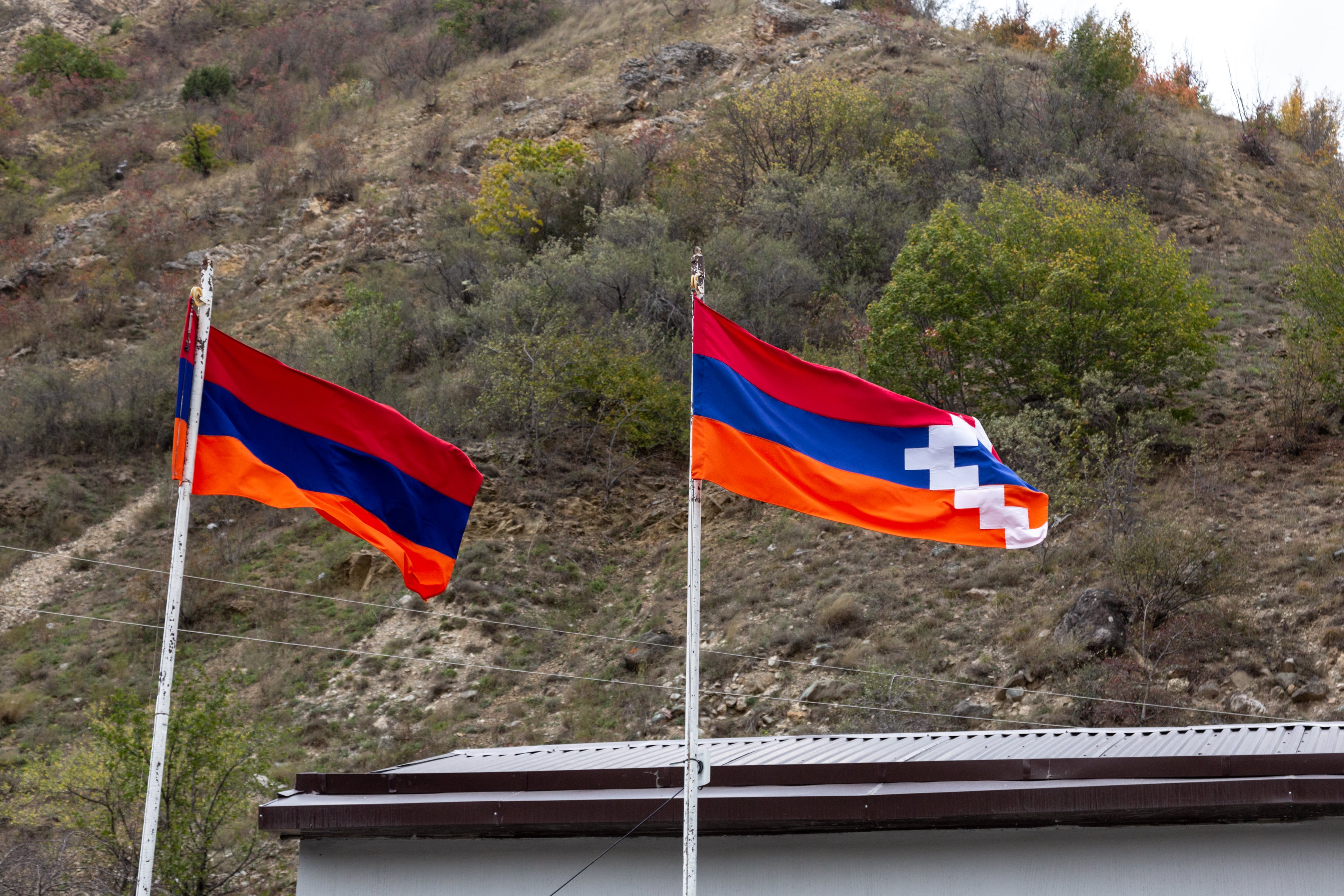 Las banderas de Armenia y de Artsaj en la zona fronteriza