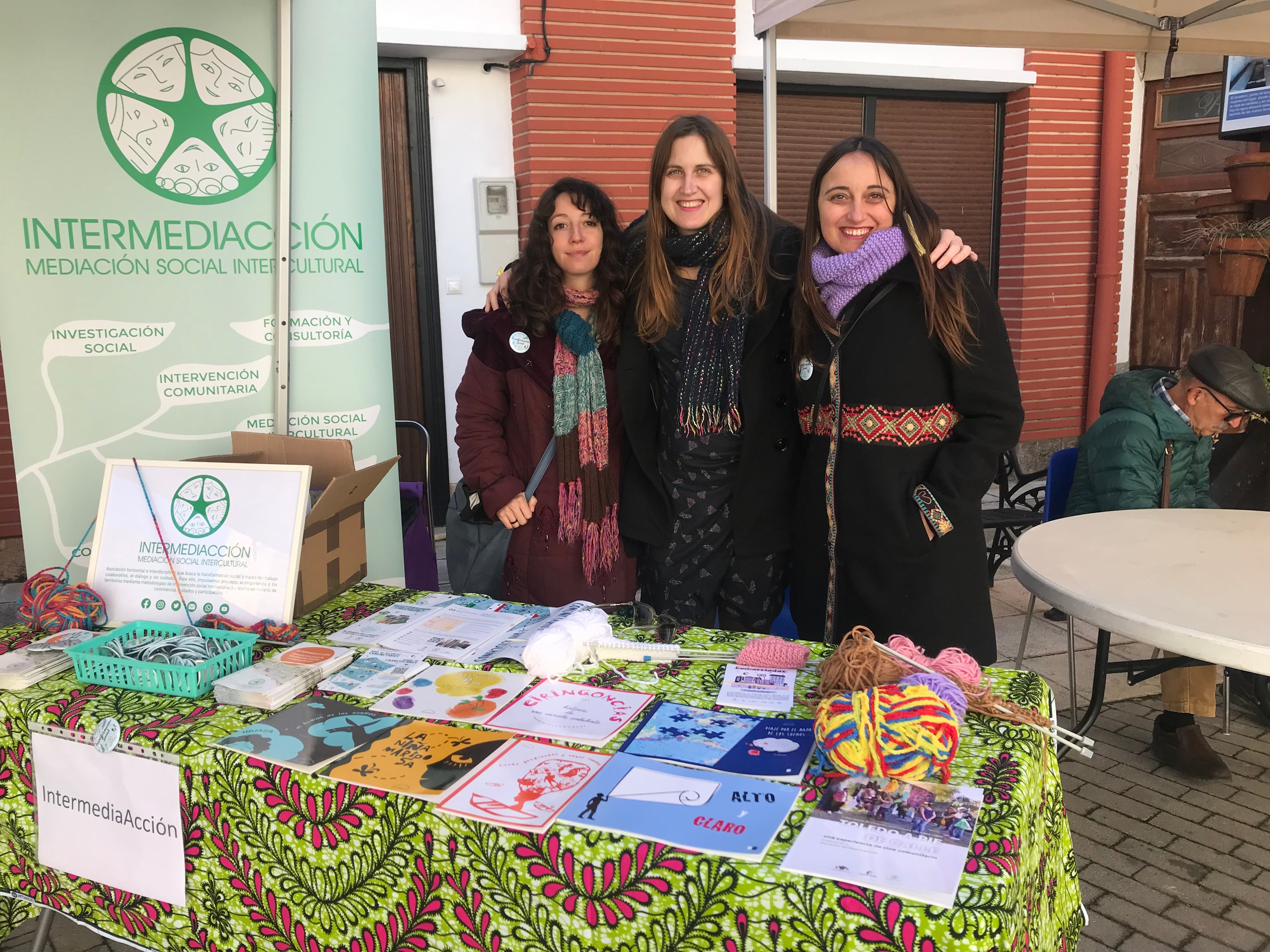 Vanesa López, a la derecha, junto a otras compañeras de la asociación de mediación social intercultural Intermediación que trabajan en el ámbito de Castilla-La Mancha.