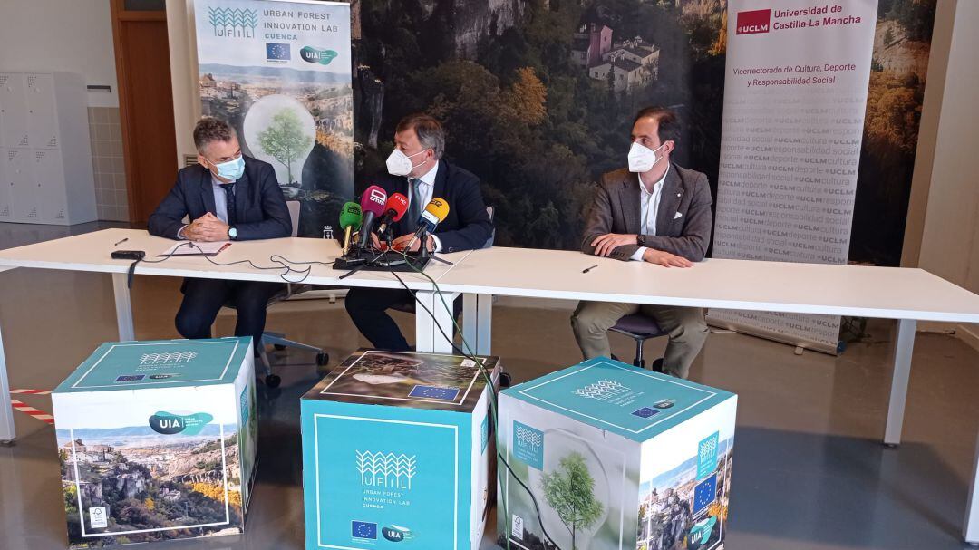 De izquierda a derecha: García del Valle, Dolz y Sánchez durante la firma del convenio