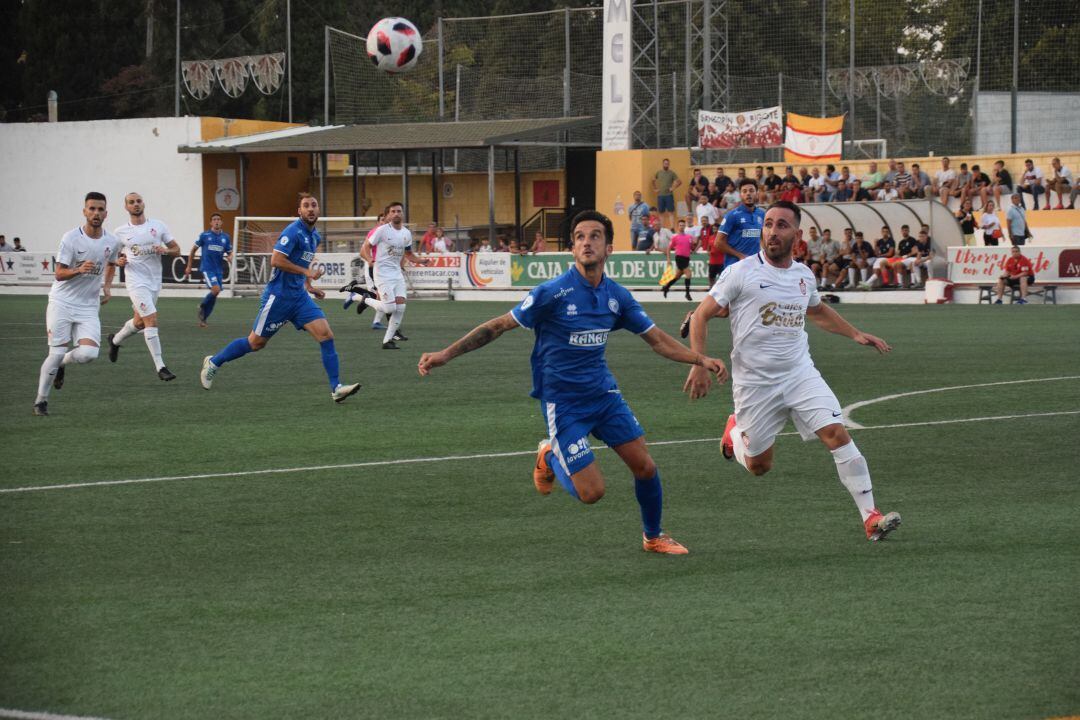 Antonio Bello disputando un balón con un contrario en Utrera