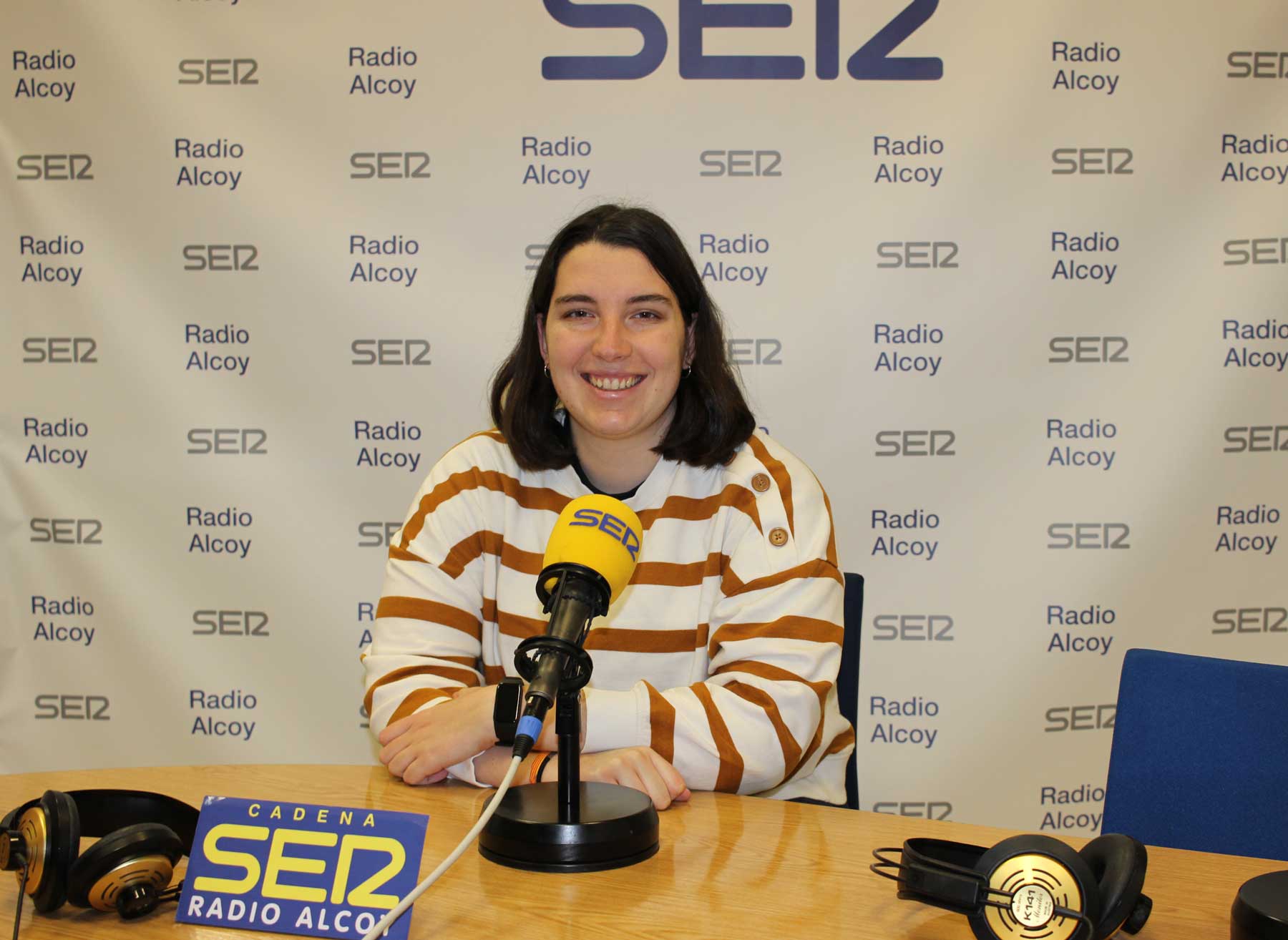 Paula Sánchez, en l'estudi central de Radio Alcoy