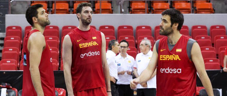 Los jugadores de la selección española de baloncesto, Felipe Reyes (i) Pau Gasol (c) y Fernando San Emeterio, durante el entrenamiento celebrado esta mañana en Zaragoza.