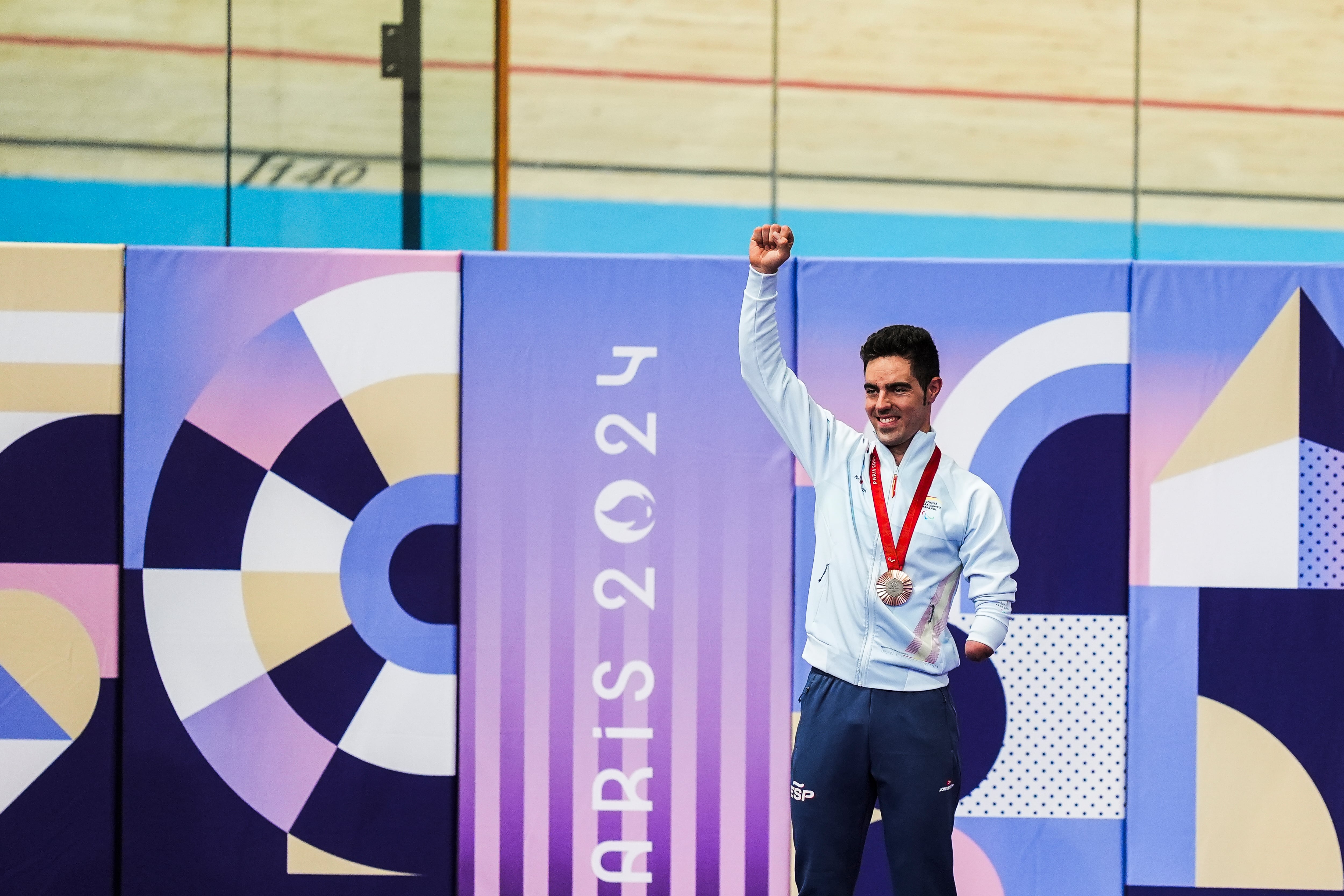 PARÍS, 30/08/2024.- El ciclista español Alfonso Cabello, bronce en la contrarreloj 1000 m C4-5 en el National Velodrome, en los Juegos Paralímpicos París 2024, este viernes en la capital francesa. EFE/CPE/David Ramírez SOLO USO EDITORIAL SOLO DISPONIBLE PARA ILUSTRAR LA NOTICIA QUE ACOMPAÑA (CRÉDITO OBLIGATORIO)
