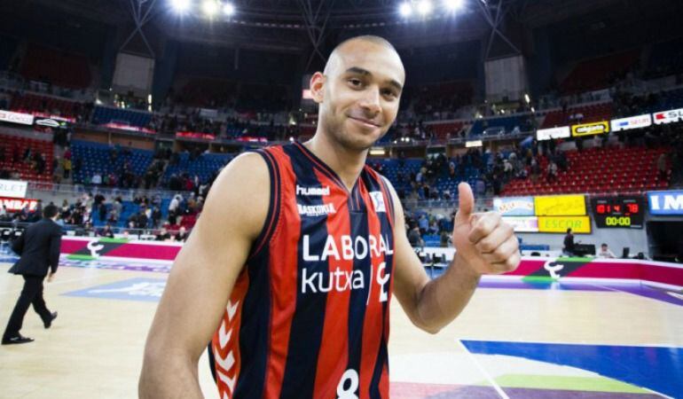Adam Hanga con la camiseta del Laboral Kutxa.