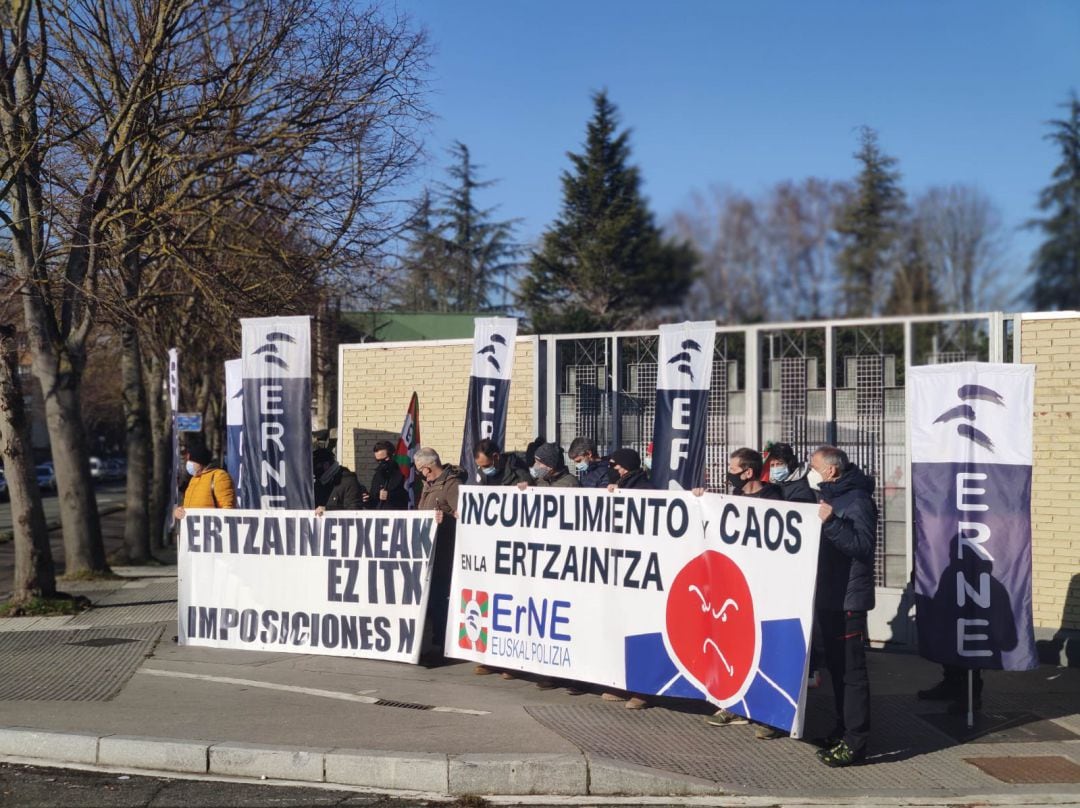 Delegados de ERNE se han concentrado frente a la Lehendakaritza