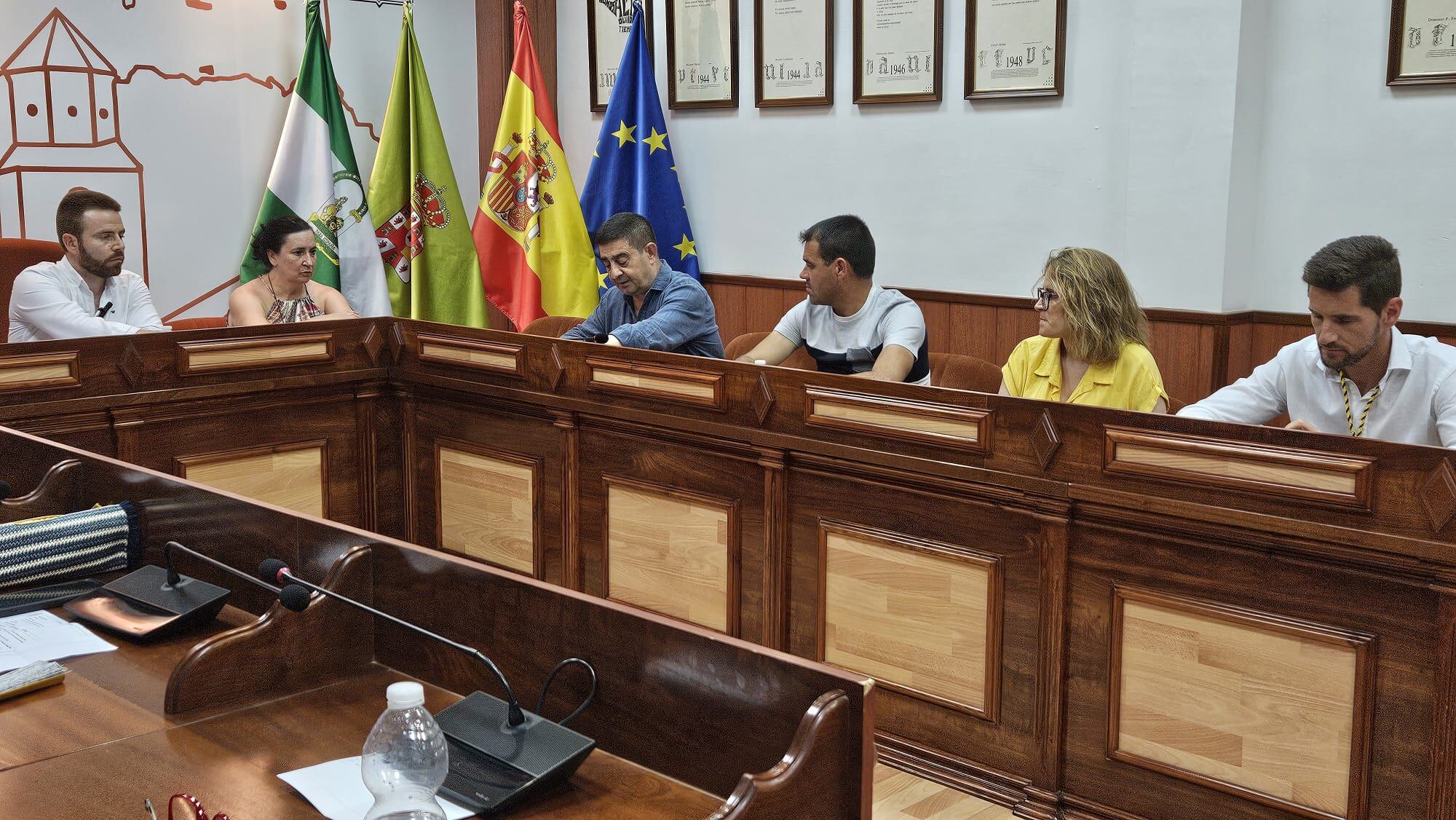 Intervención del portavoz del PSOE, Francisco Reyes (tercero por la izquierda) entre el grupo de concejales, defendiendo la moción sobre el virus del Nilo