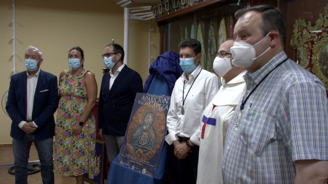 A la presentación han asistido el presidente de la Cofradía, Manuel Vázquez, el Hermano Mayor, Antonio Barrios, el concejal de Festejos, Lucas García, el rector, Luis Miguel Alaminos y el autor del cartel, José María Carrillo