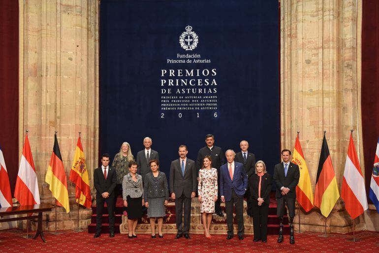 Foto de familia de los Reyes con los premiados.