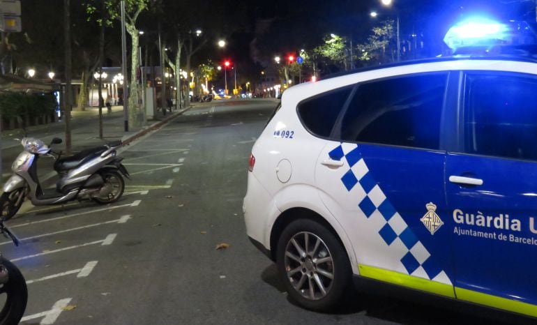 Coche de la Guardia Urbana cortando una calle de Barcelona la noche de los atentados