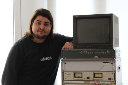 Brays Efe esperando a la entrevista