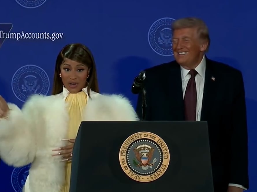 Captura de video tomado de una transmisión de la Casa Blanca del presidente de Estados Unidos, Donald Trump, con la rapera Nicki Minaj