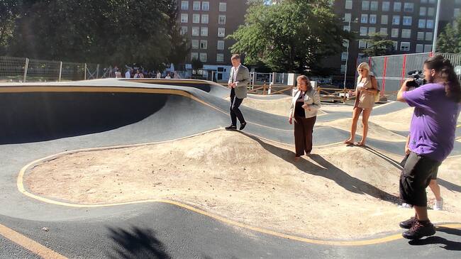 La alcaldesa de Burgos, Cristina Ayala; y el concejal de Deportes, César Barriada, visitando la instalación de parkour, pump track para BMX y baloncesto 3x3 inaugurada en el Parque de Buenavista. / Foto: Radio Castilla
