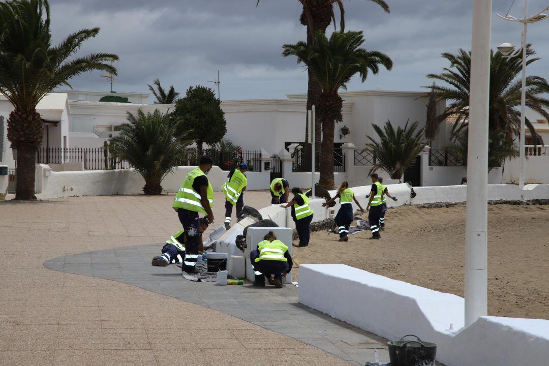 Trabajadores del proyecto Lanzarote Sostenible IV en el paseo de Playa Honda.