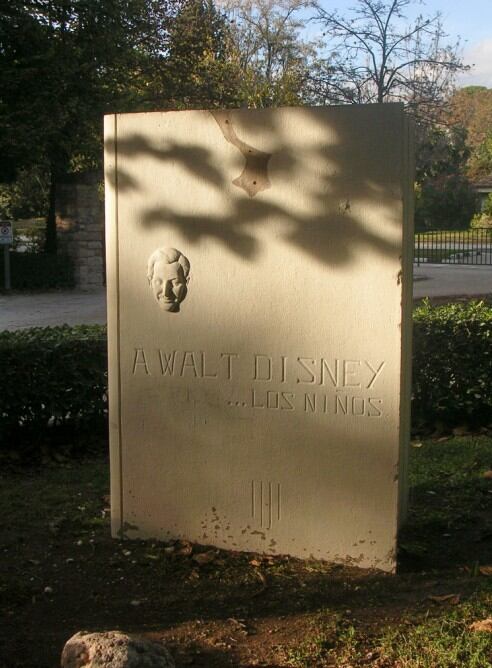 Monumento homenaje a Disney sin la escultura del pato Donald que la remataba
