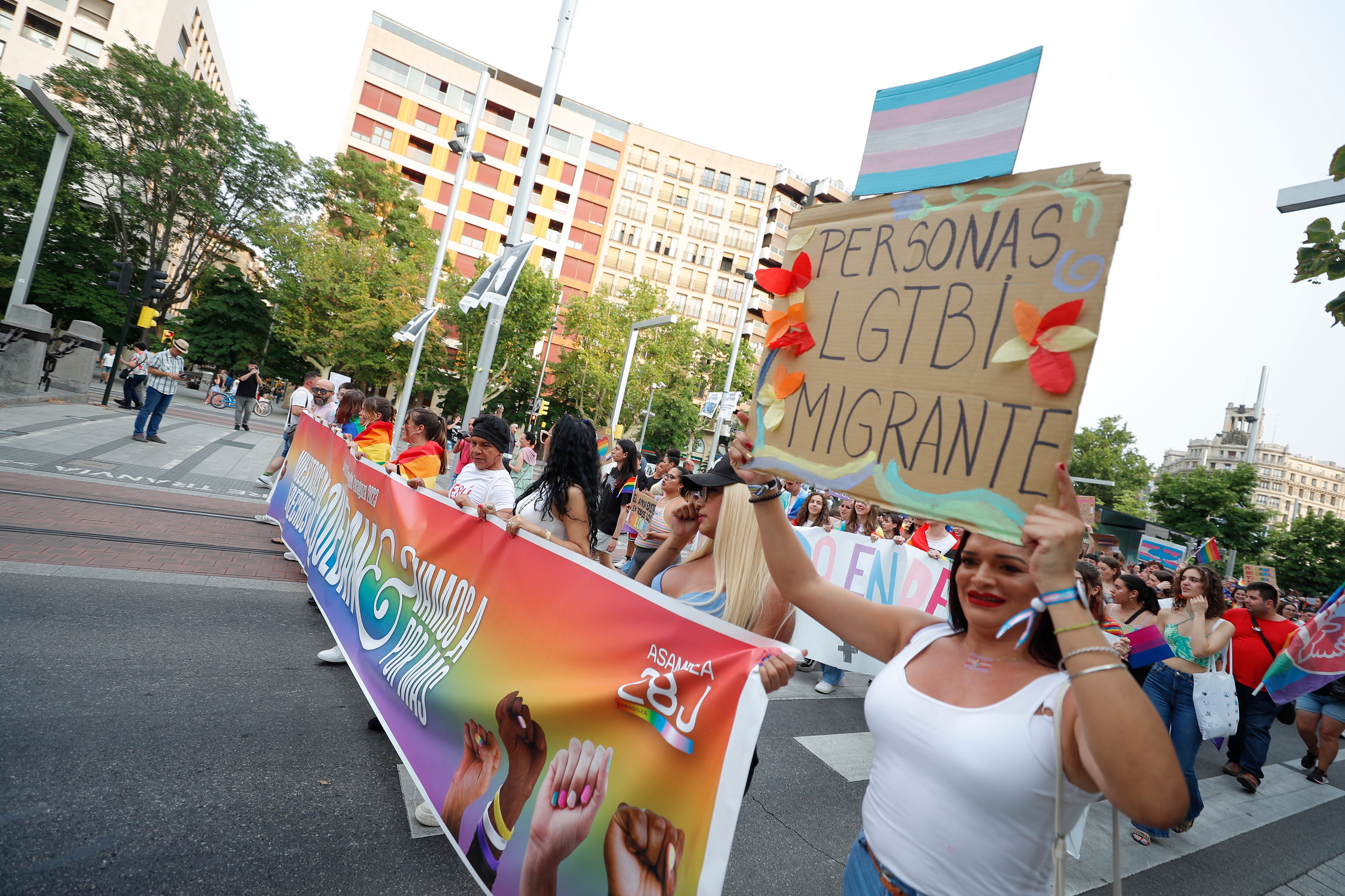 ZARAGOZA (ARAGÓN), 28/06/2023.- Grupos de personas participan en la marcha del Día del Orgullo LGBTI este miércoles, en Zaragoza (Aragón). Un tsunami multicolor compuesto por miles de personas ha teñido esta tarde el centro de Zaragoza con motivo del Día del Orgullo LGTBI para mostrar su rechazo a los delitos de odio contra el colectivo, la llegada de VOX a las instituciones y reivindicar una sociedad diversa, igual y libre. EFE/ Javier Cebollada
