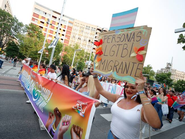 ZARAGOZA (ARAGÓN), 28/06/2023.- Grupos de personas participan en la marcha del Día del Orgullo LGBTI este miércoles, en Zaragoza (Aragón). Un tsunami multicolor compuesto por miles de personas ha teñido esta tarde el centro de Zaragoza con motivo del Día del Orgullo LGTBI para mostrar su rechazo a los delitos de odio contra el colectivo, la llegada de VOX a las instituciones y reivindicar una sociedad diversa, igual y libre. EFE/ Javier Cebollada