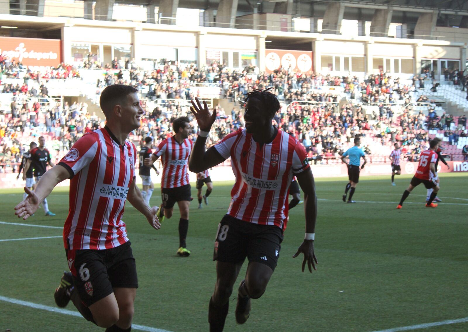 Aitor Arregi y Clau Mendes celebran el primer tanto del partido ante Osasuna Promesas / UD Logroñés