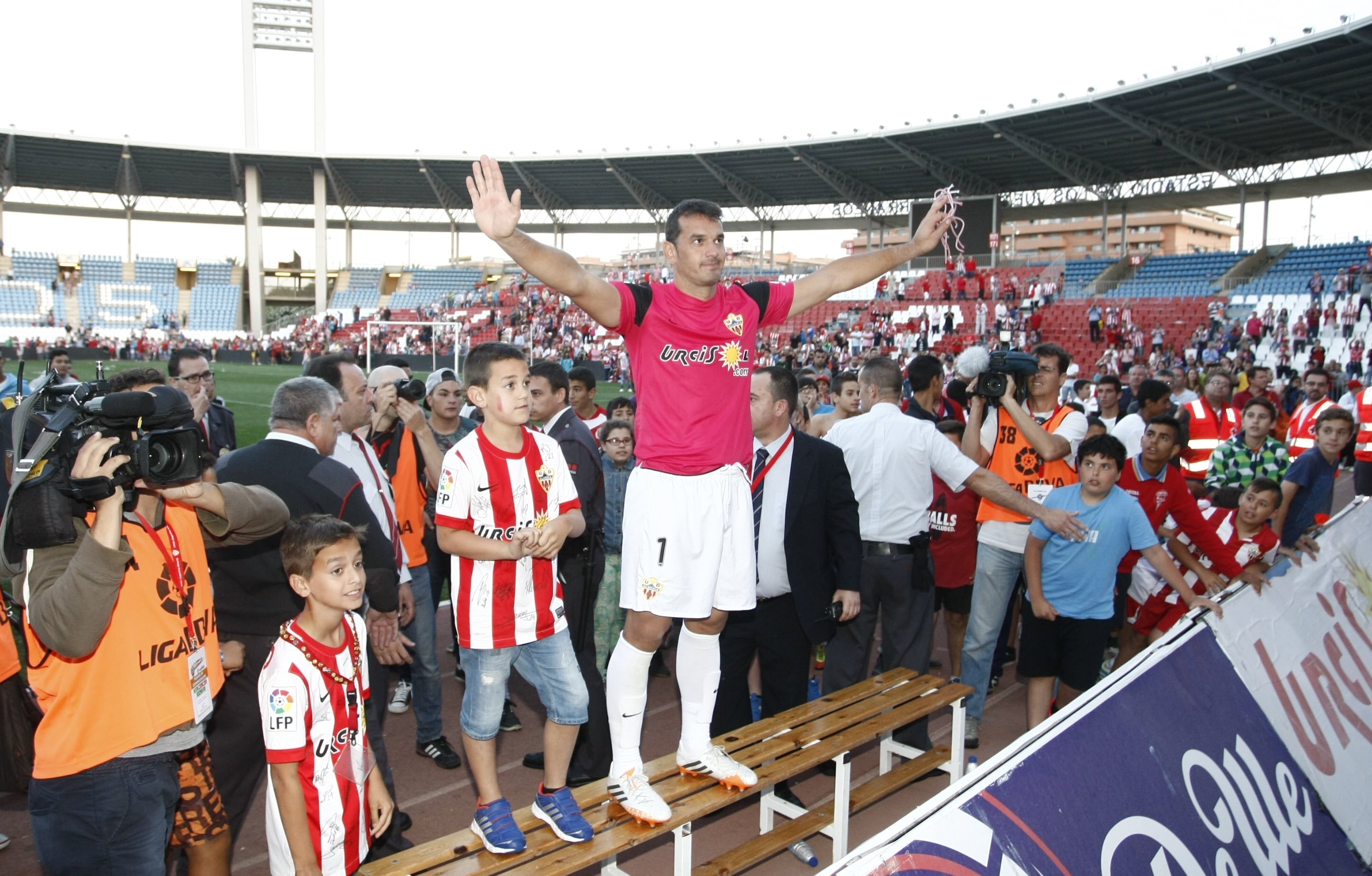 Saludando a la afición con sus hijos en la permanencia de 2014.