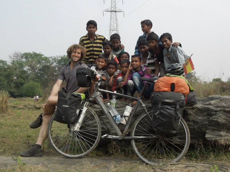 Javier Colorado, en la India durante su vuelta al mundo junto con su bicicleta 'Bicéfalo'