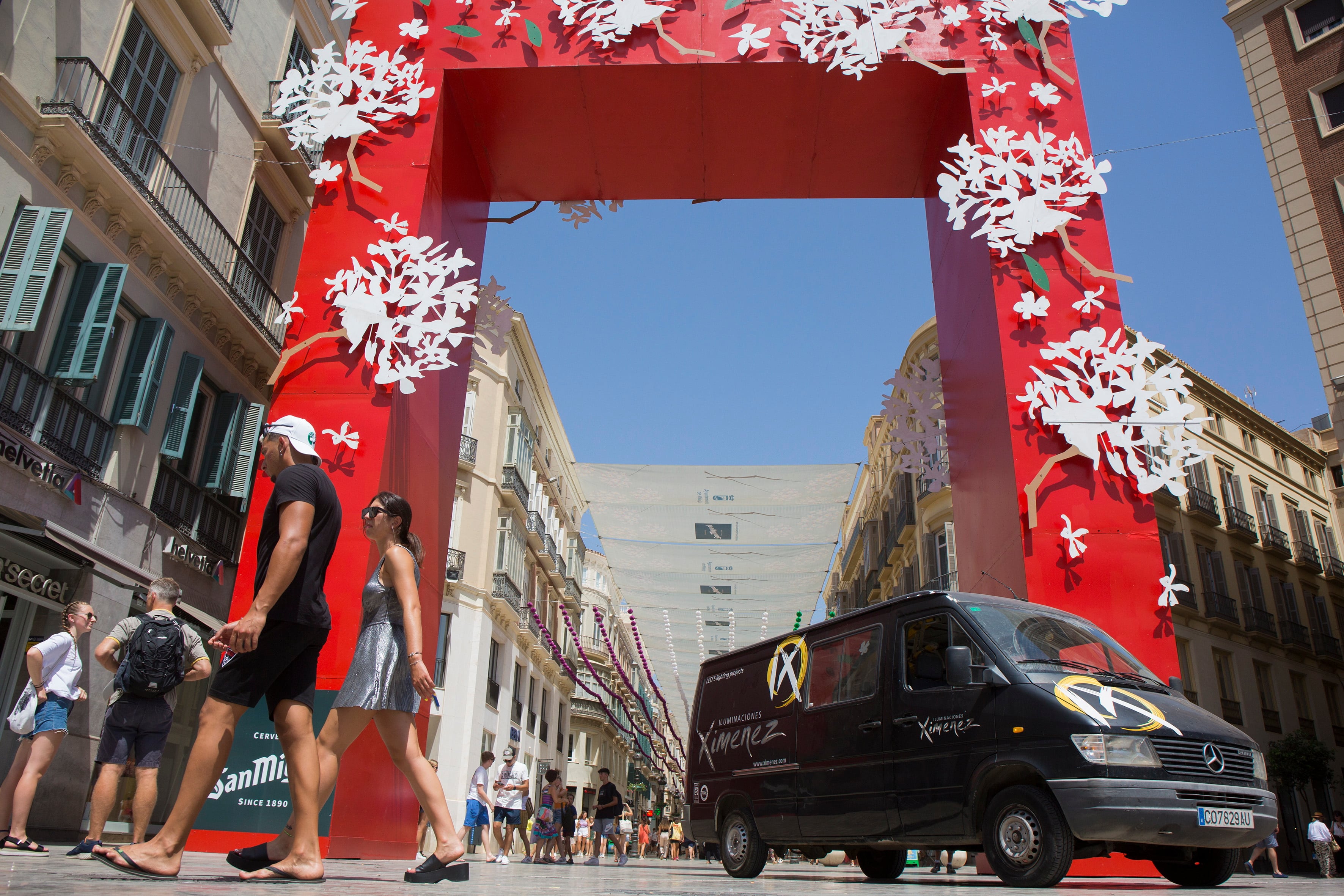 GRAFAND2387. MÁLAGA, 11/08/2022.-La calle Larios se engalana para la Feria de Málaga que vuelve a celebrarse después de tres años suspendida debido a la pandemia. EFE/Álvaro Cabrera
